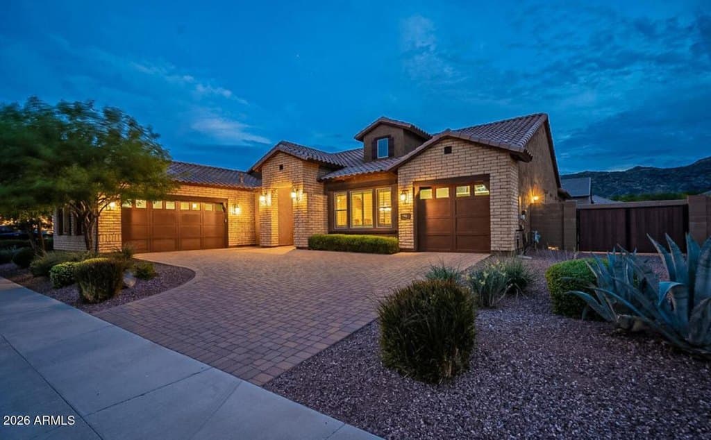 2915 E Constance Way