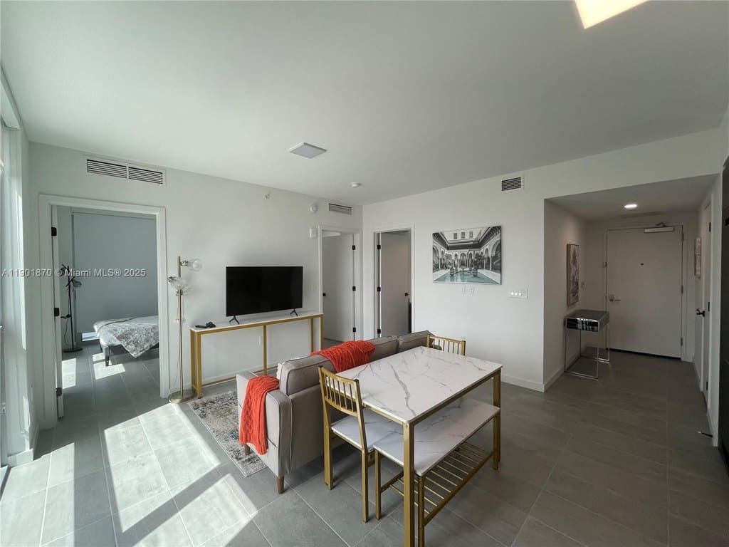 227 NE 2nd St Apt 1606