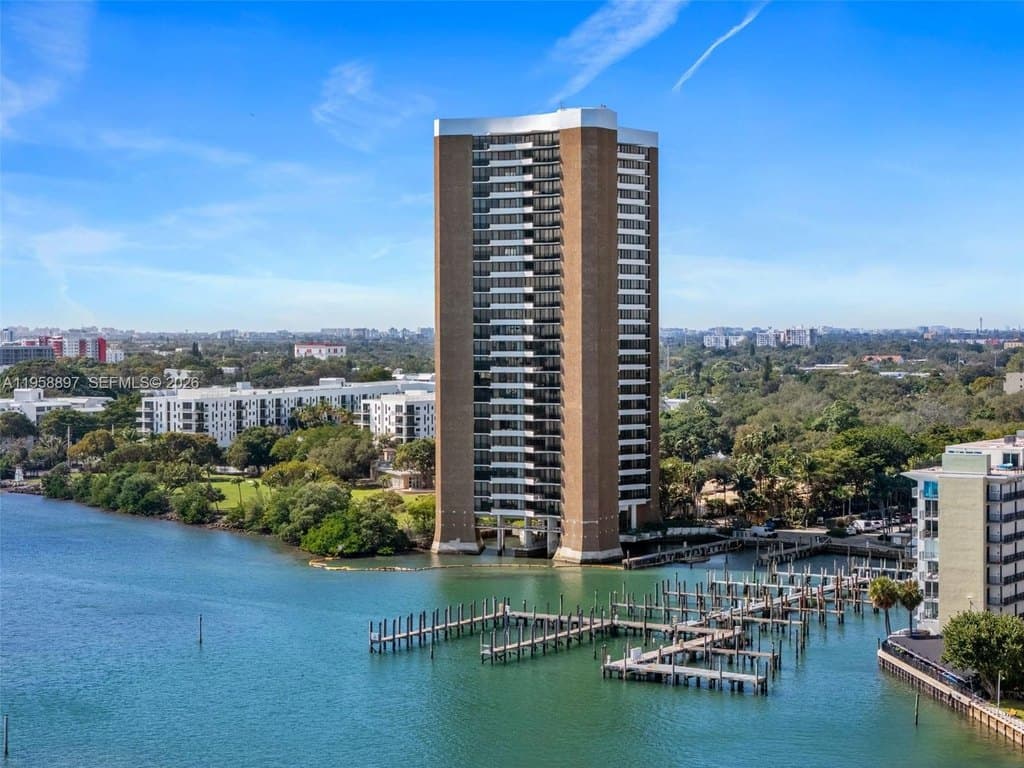 720 NE 69th St Apt 11S