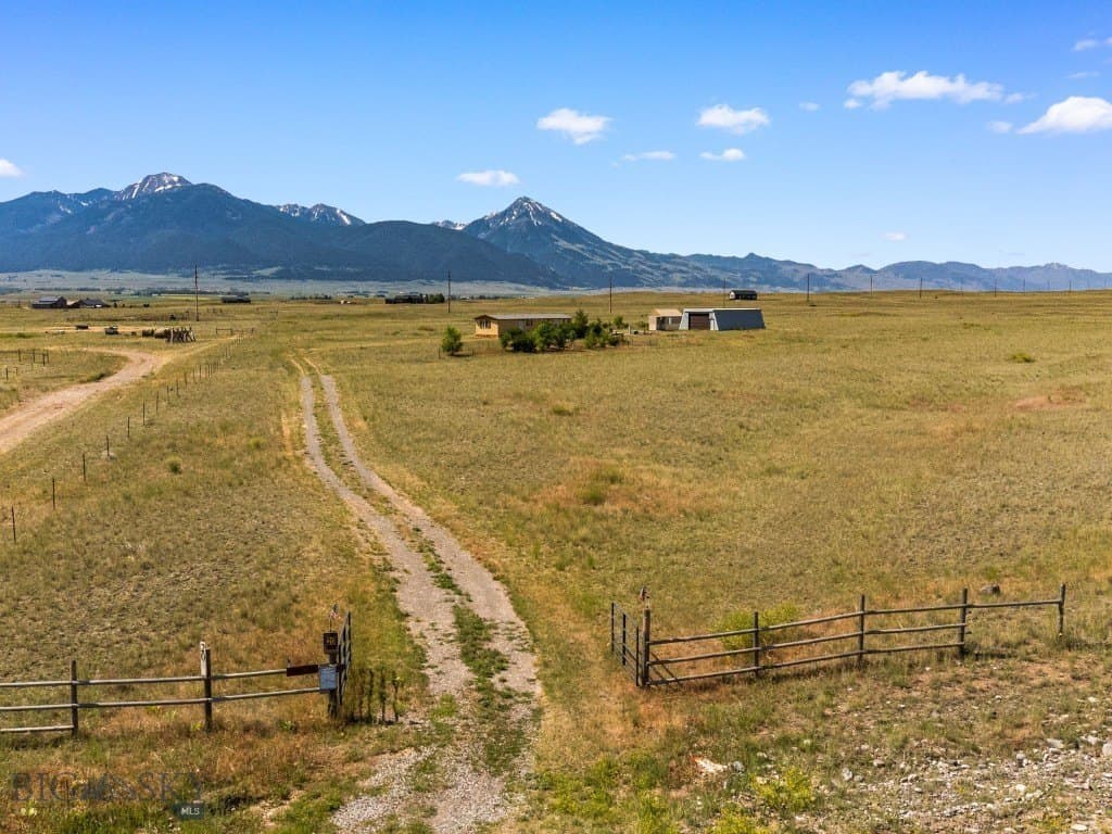 20 Blackhawk Dr, Livingston