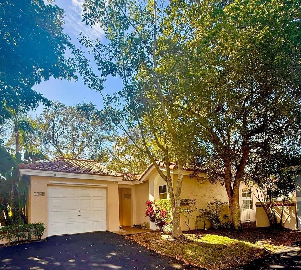 1321 N Seagrape Cir, Weston