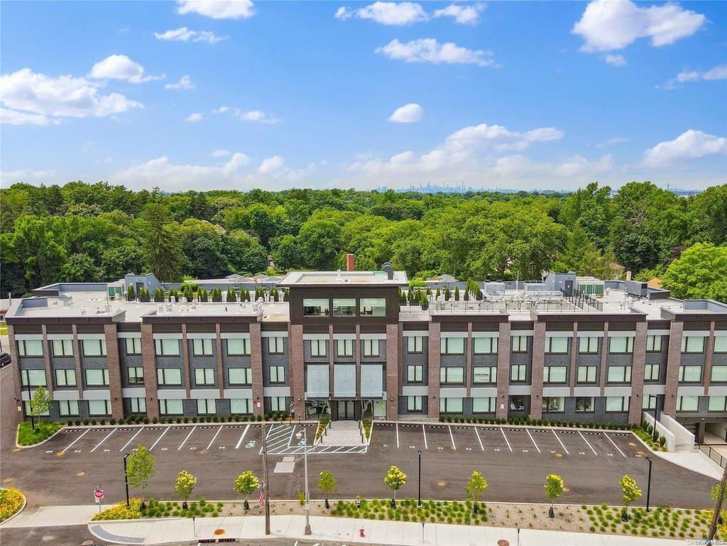 218 Middle Neck Rd Unit 105, Great Neck