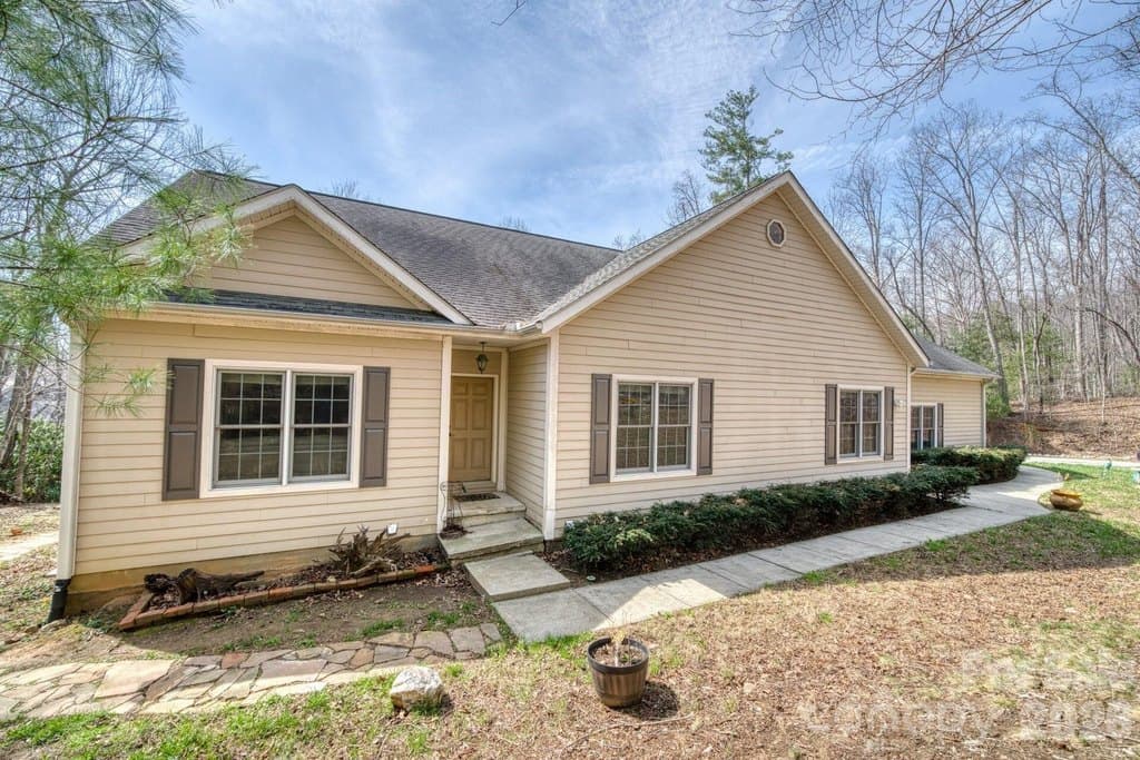 45 Baton Ln, Asheville