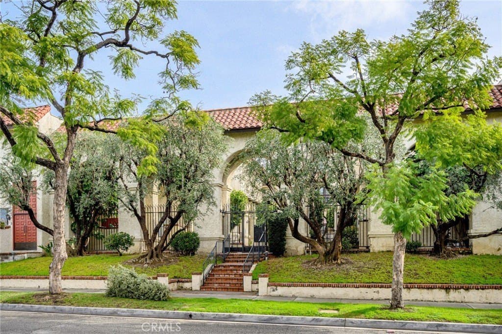 300 N Isabel St Apt 10, Glendale