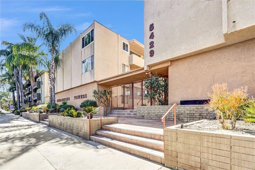 5429 Newcastle Ave Apt 215, Encino