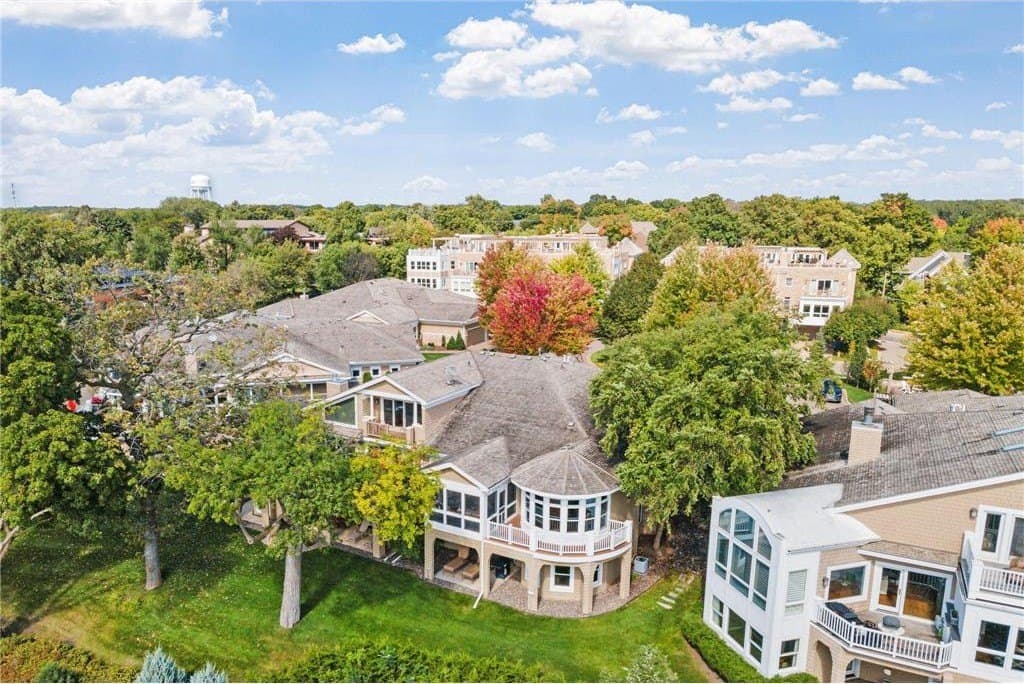 724 Widsten Cir, Wayzata