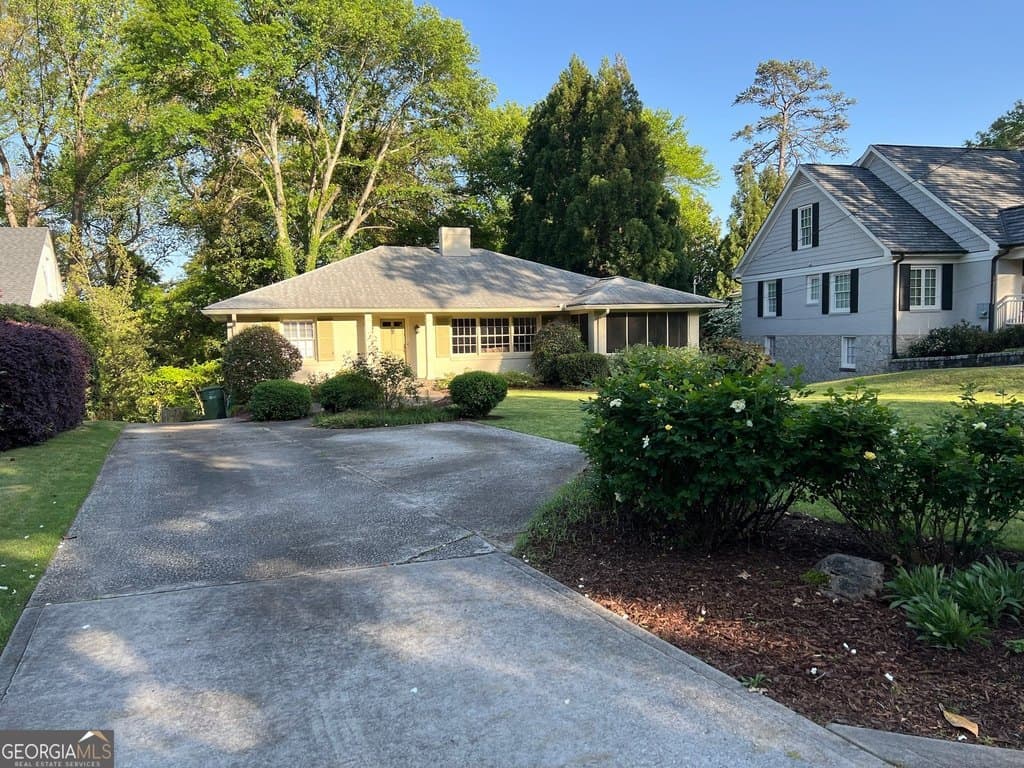 2703 Sharondale Dr NE