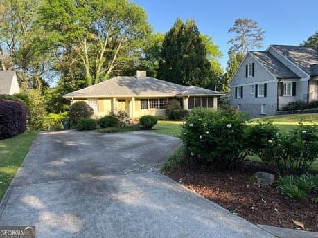 2703 Sharondale Dr NE