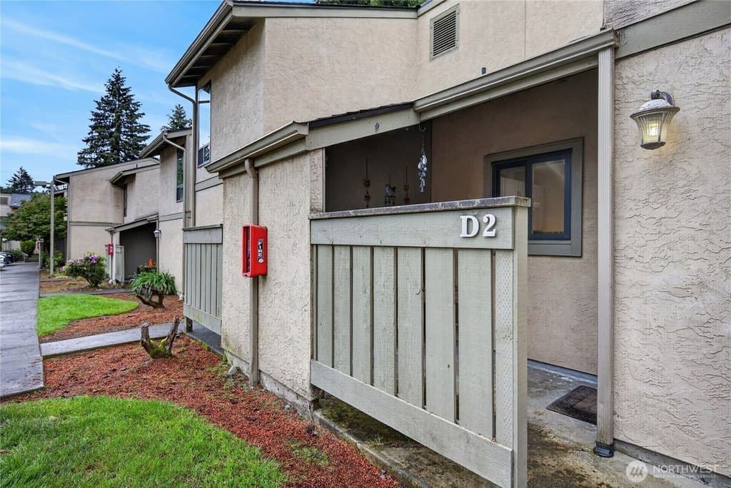 10037 NE 138th Pl Apt D2, Kirkland
