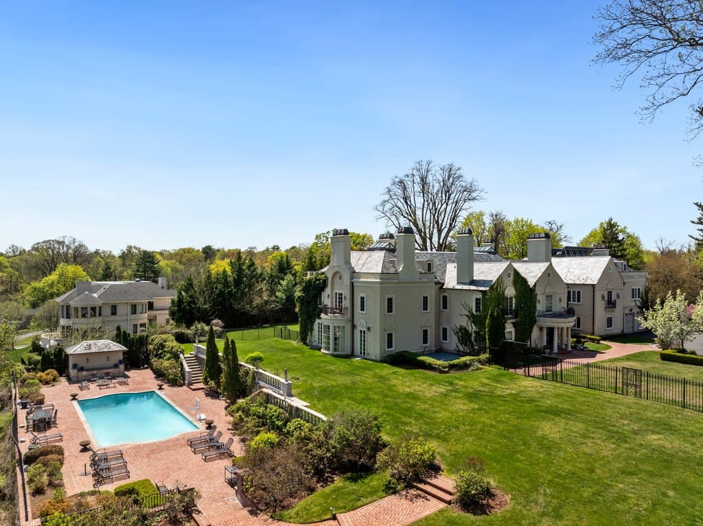 6B Blue Sea Ln, Great Neck