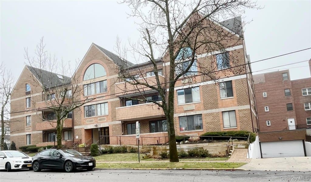 10 Canterbury Rd Apt 1B, Great Neck