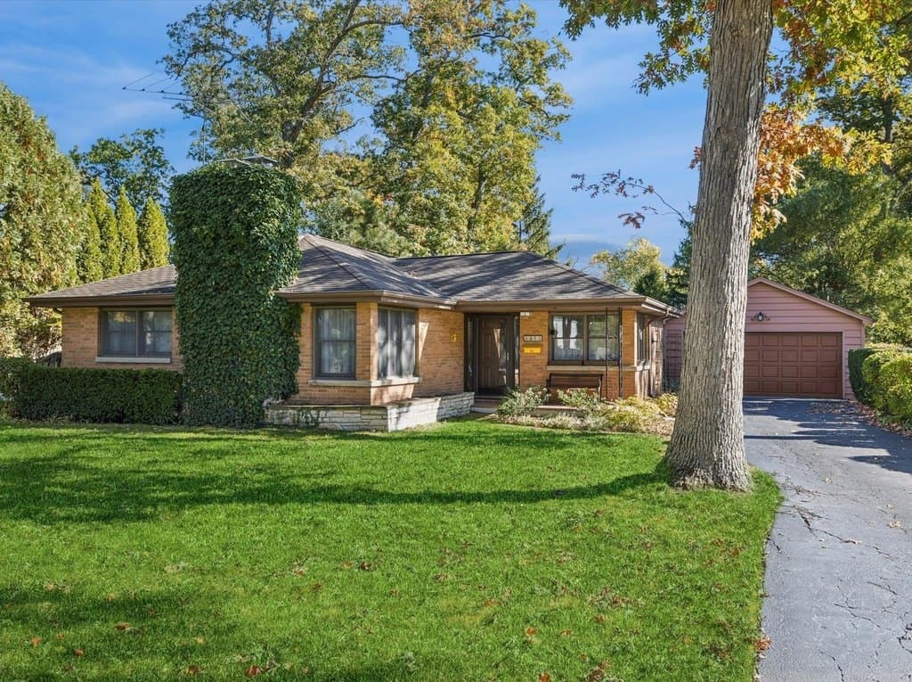 1473 Edgewood Rd, Lake Forest