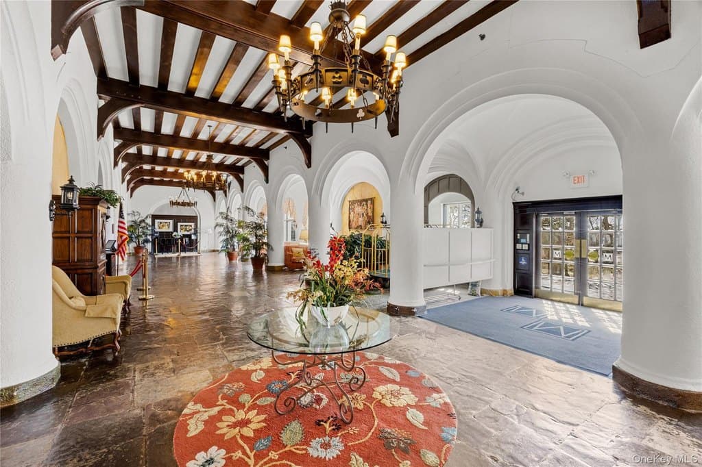 236 Edgemere St Apt 314, Montauk