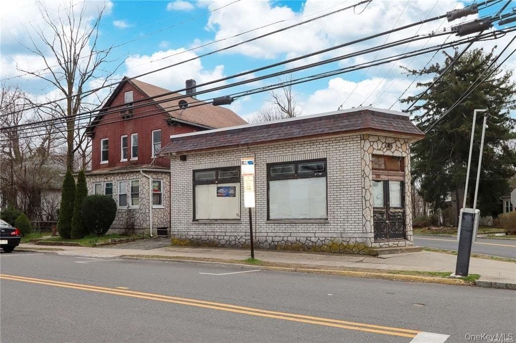 100 Steamboat Rd, Great Neck