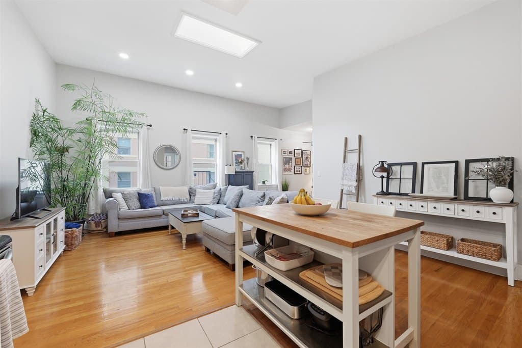 309 1st St Unit 3B, Hoboken