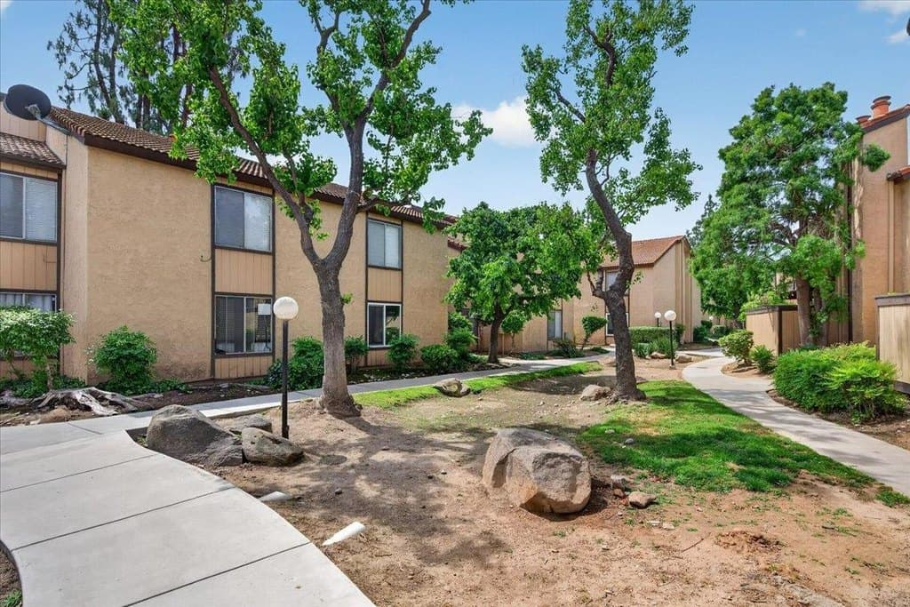 1550 W Ashlan Ave Apt 104, Fresno