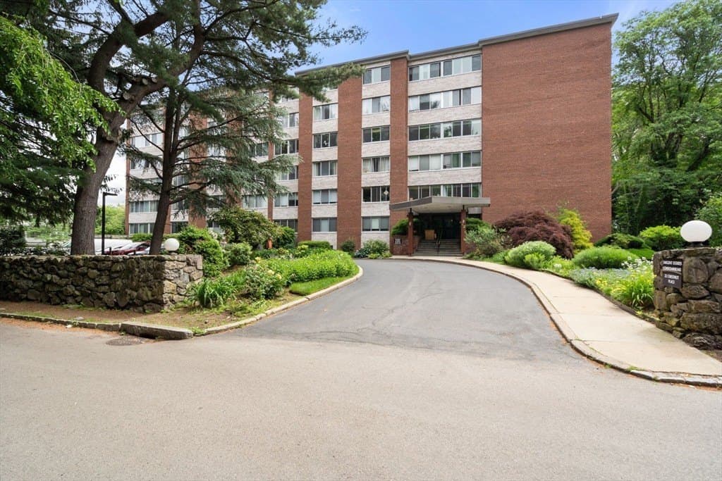 22 Chestnut Pl Apt M3, Brookline