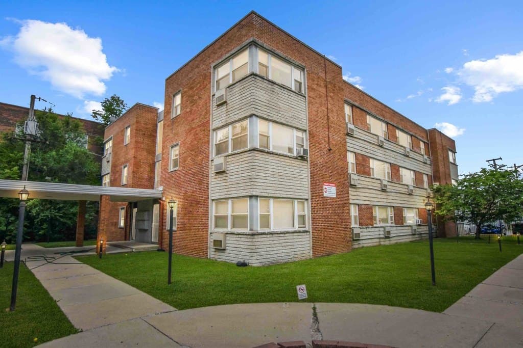 2409 W Balmoral Ave Apt 2A