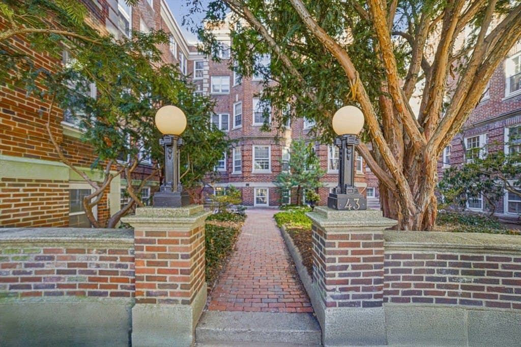 43 Linnaean St Apt 1, Cambridge