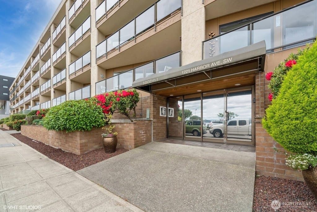1221 Harbor Ave SW Apt 105