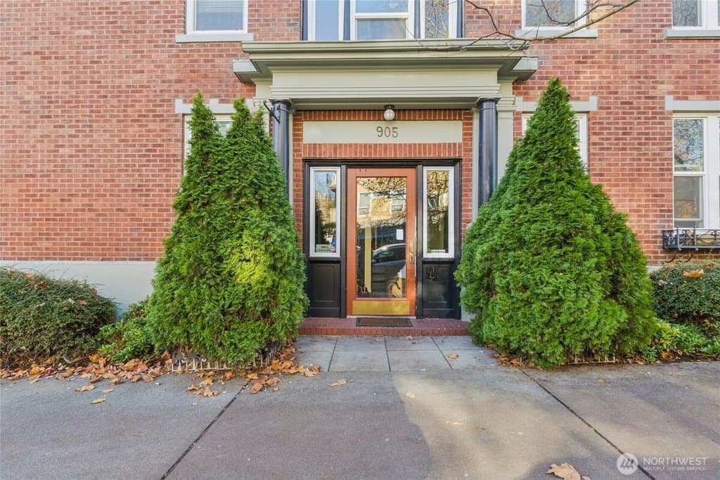 905 NE 43rd St Unit 108