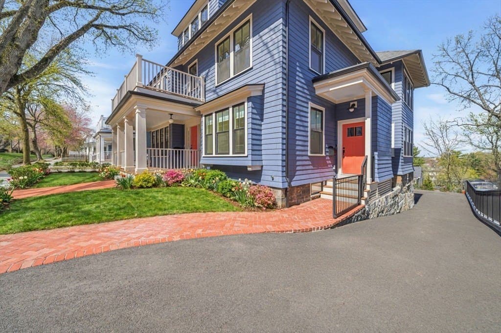 197 Winchester St Unit 1, Brookline