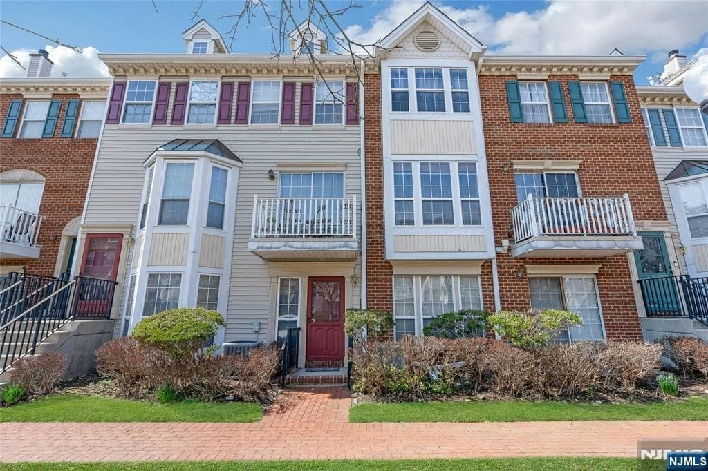 32 Cedar St, Jersey City