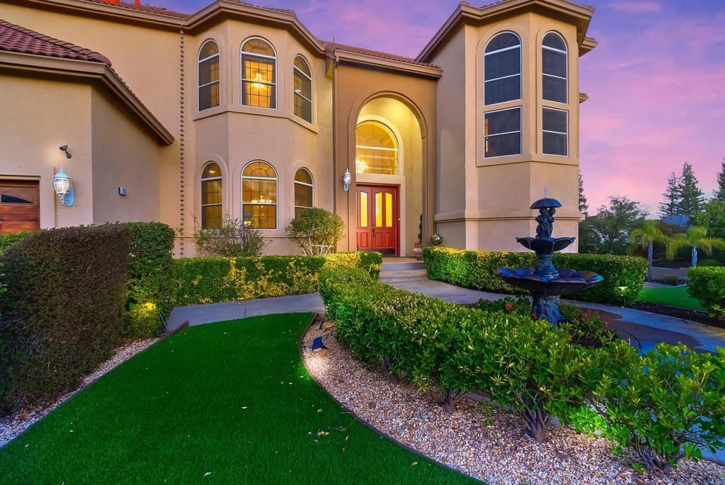 100 Englehart Dr, Folsom