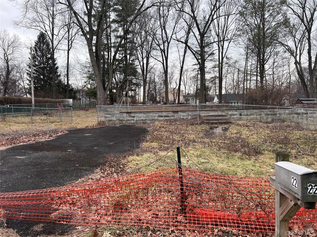 22 Tomahawk Dr, White Plains