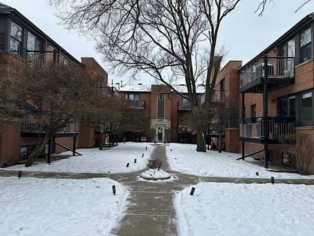 7334 N Winchester Ave Apt 2E