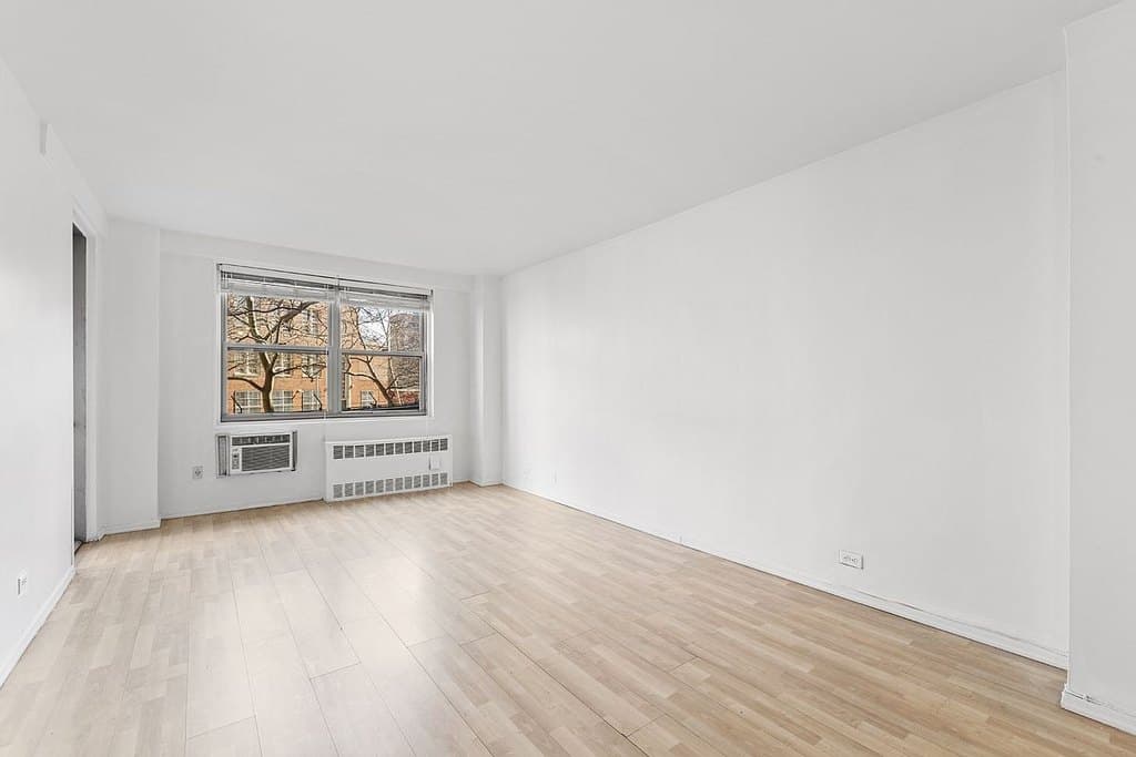 61-15 97th St Unit 1J, Queens