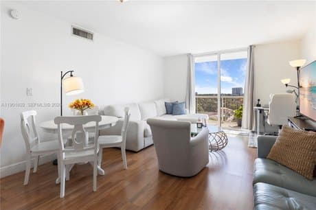 900 SW 8th St Apt 1009