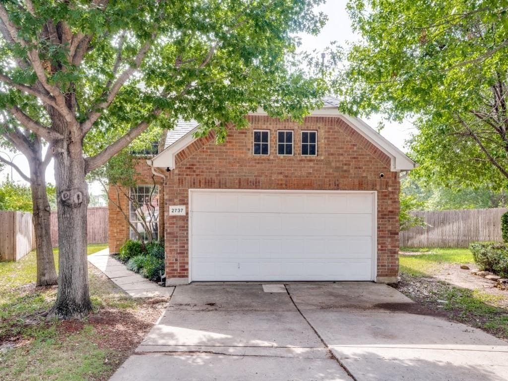 2737 Lynx Ln, Fort Worth