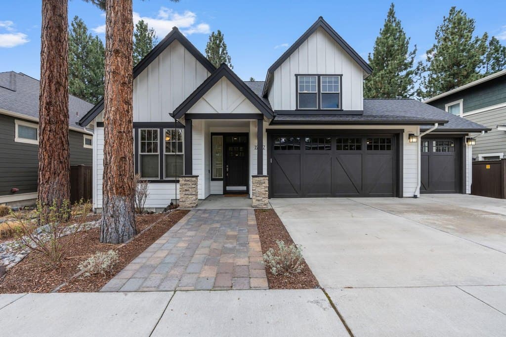 19147 Park Commons Dr, Bend