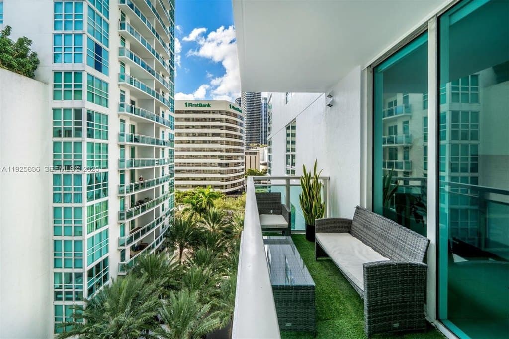 950 Brickell Bay Dr Apt 803