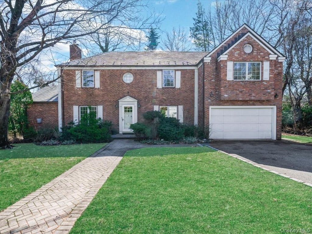 2 Amherst Rd E, Great Neck