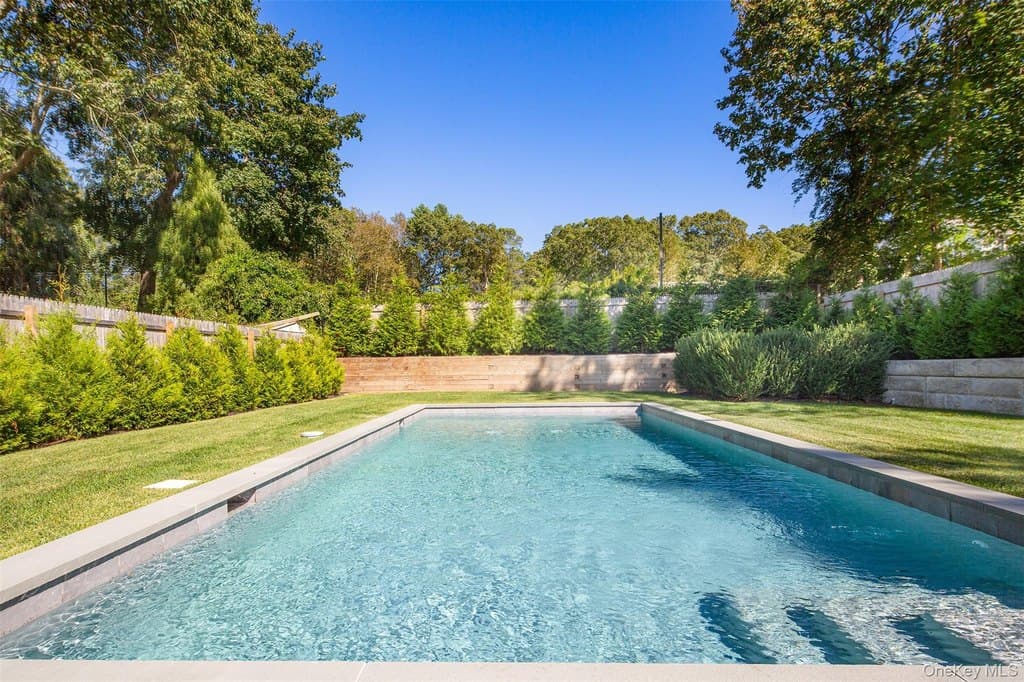 195 Little Fresh Pond Rd, Southampton