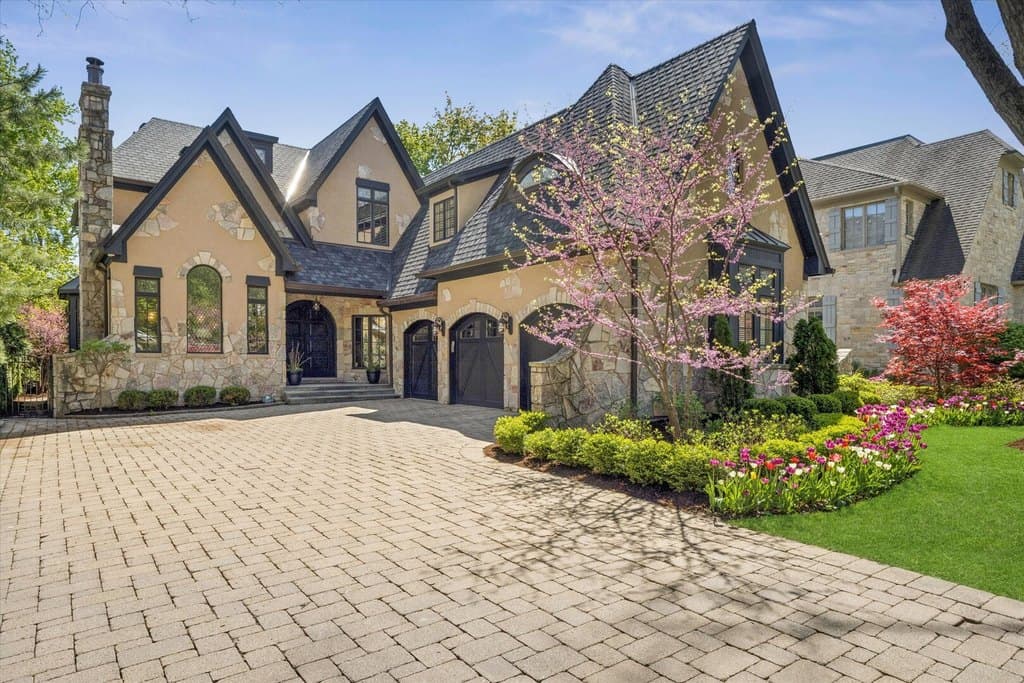 561 Walker Rd, Hinsdale