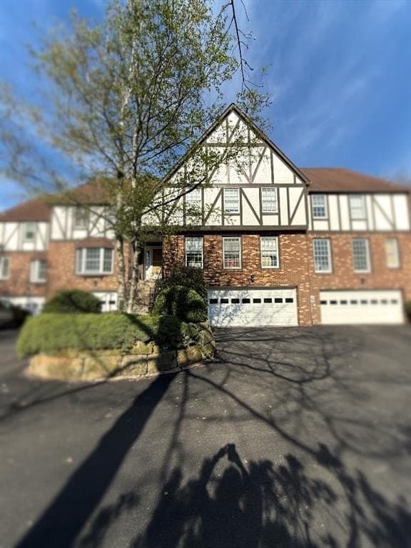 204 Thornberry Cir, Pittsburgh