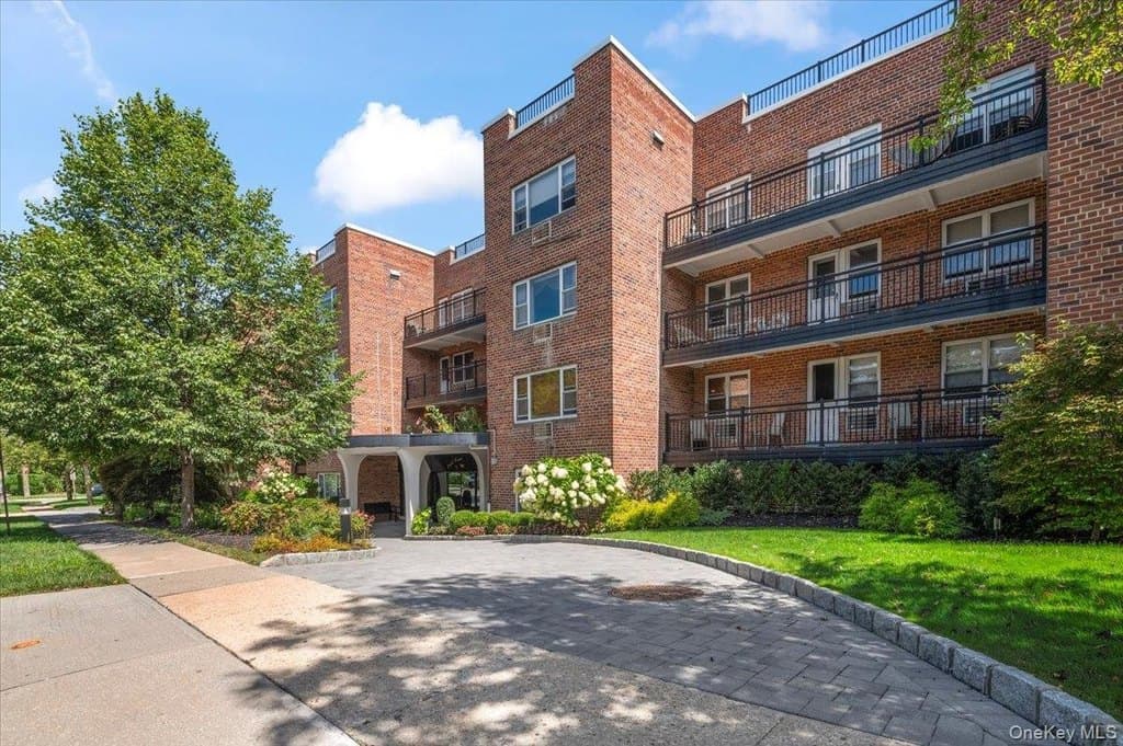 25 Chapel Pl Apt 1H, Great Neck