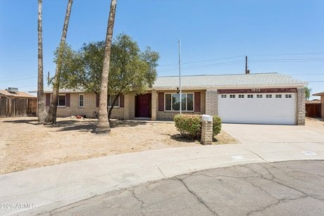 1902 W Kerry Ln