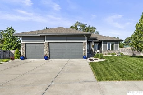 2208 N 188th Ter