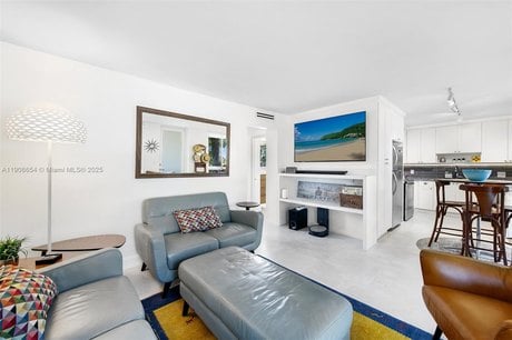 2400 NE 9th St Apt 104