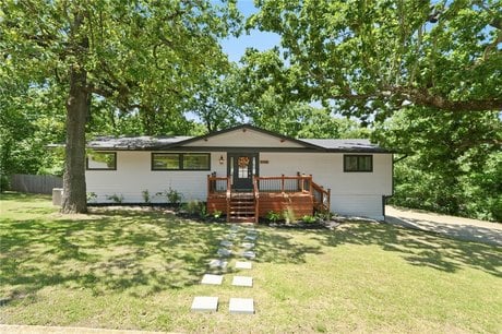 1143 N Oak Dr