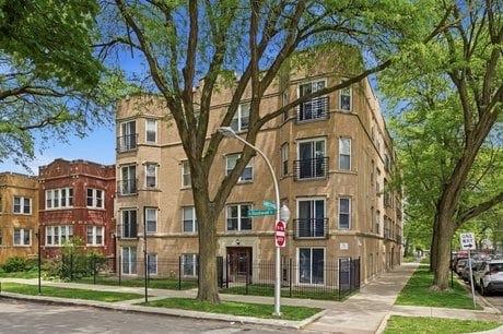 2556 W Rosemont Ave Apt 1