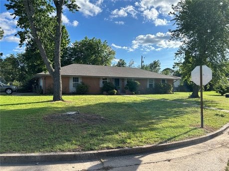 2000 W Magnolia St
