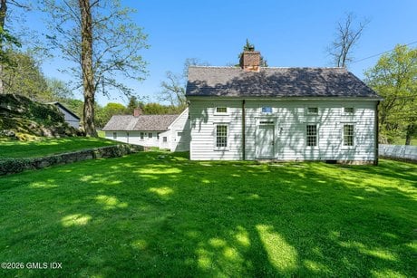 640 Round Hill Rd