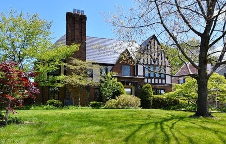 3159 Van Aken Blvd