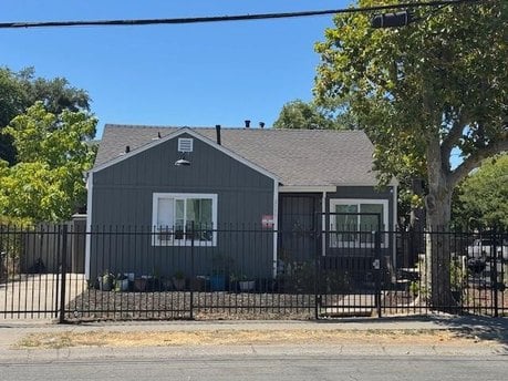 796 Lampasas Ave