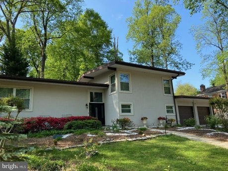 900 Azalea Dr